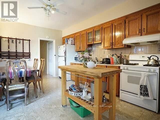 Photo 4 of 1 176 Grace Street, Toronto ON