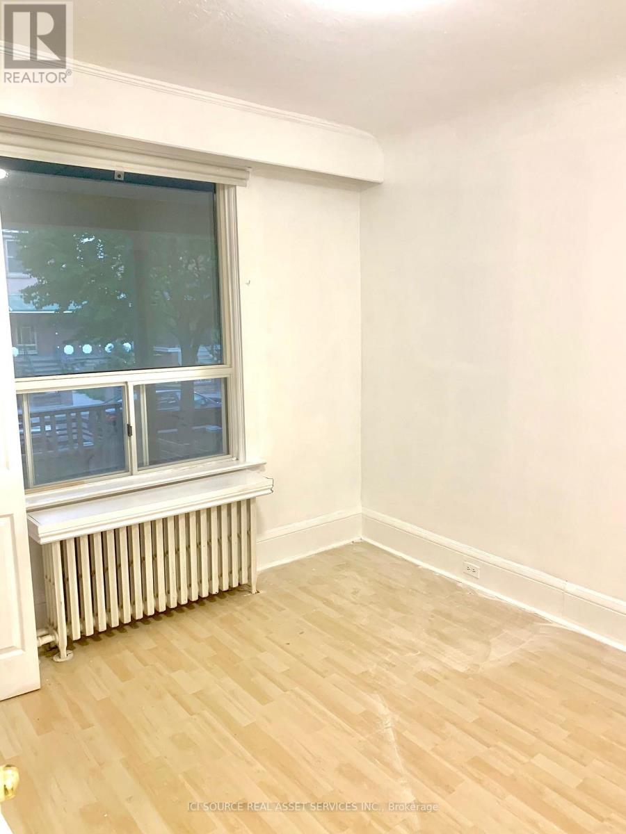 Photo 5 of 1 176 Grace Street, Toronto ON