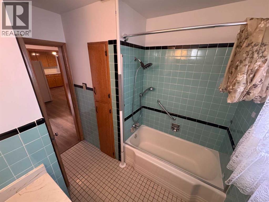 Single Family House Bungalow for Sale in  Holly Street NW Highwood Calgary 