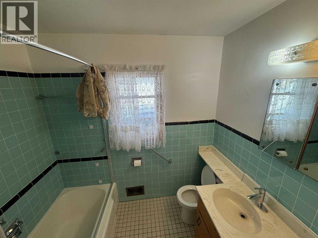 Single Family House Bungalow for Sale in  Holly Street NW Highwood Calgary 