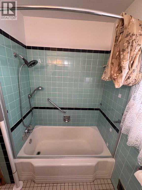Single Family House Bungalow for Sale in  Holly Street NW Highwood Calgary 