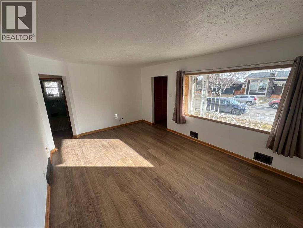 Single Family House Bungalow for Sale in  Holly Street NW Highwood Calgary 