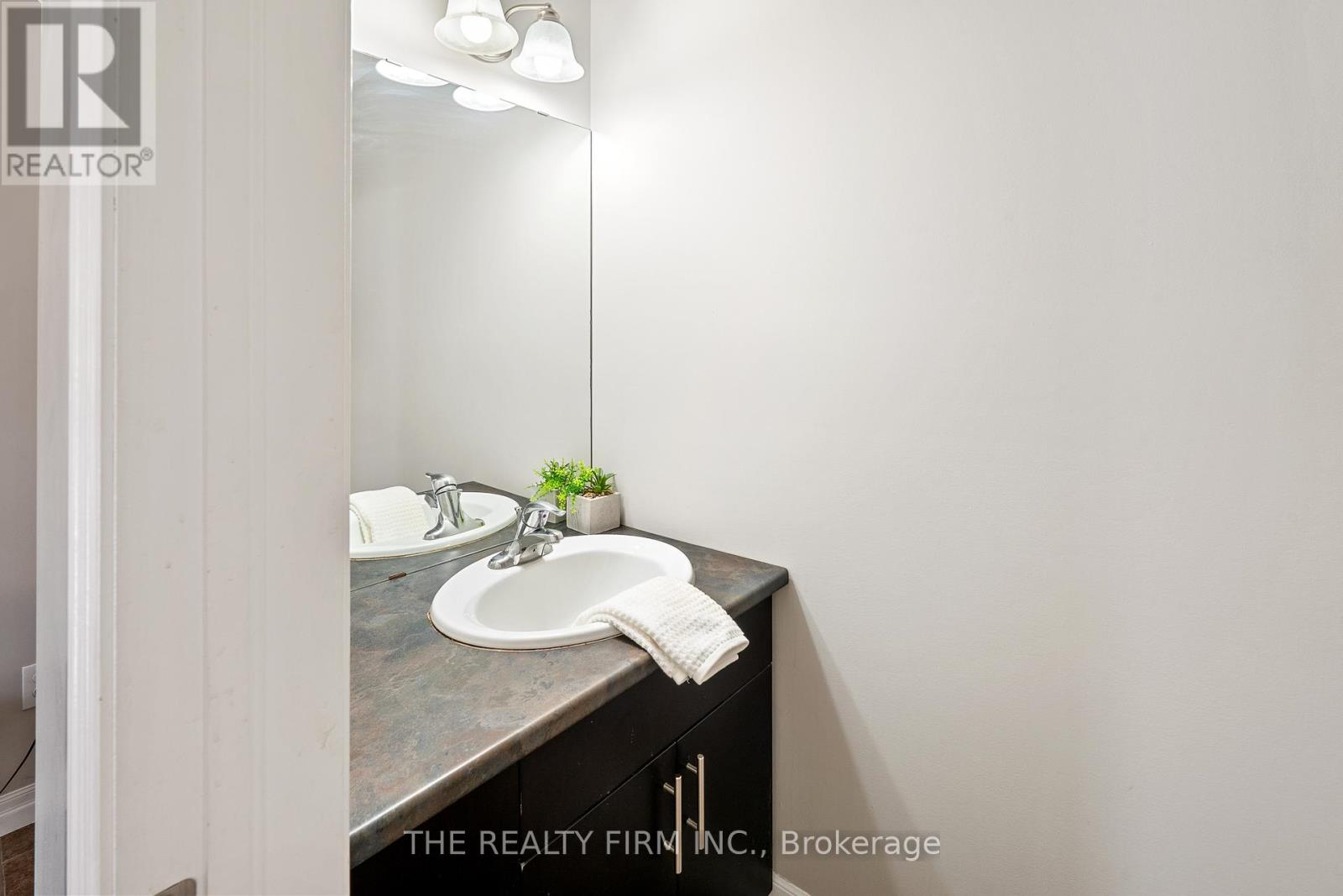 Photo 14 of 49 112 North Centre Road, London North ON