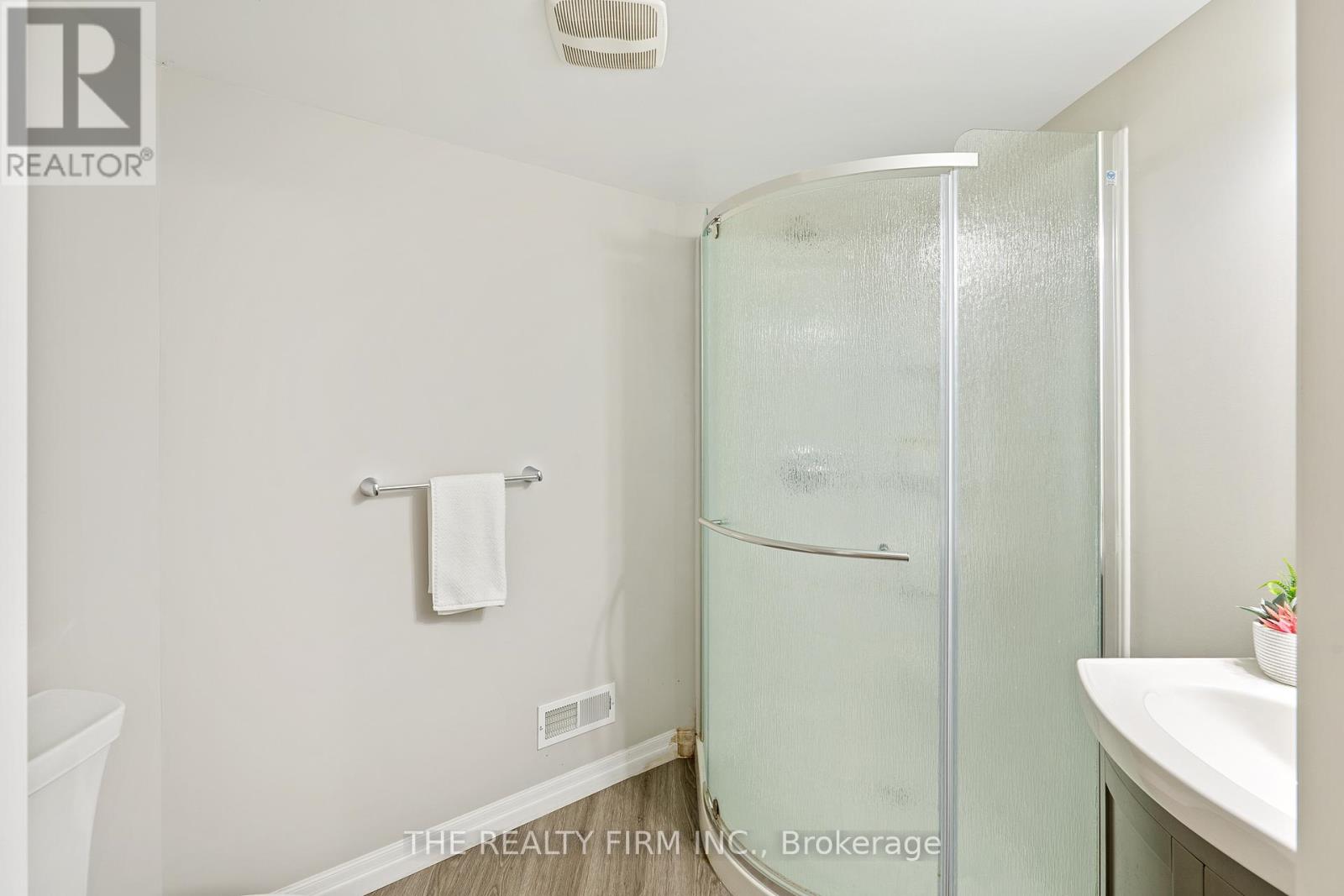 Photo 30 of 49 112 North Centre Road, London North ON