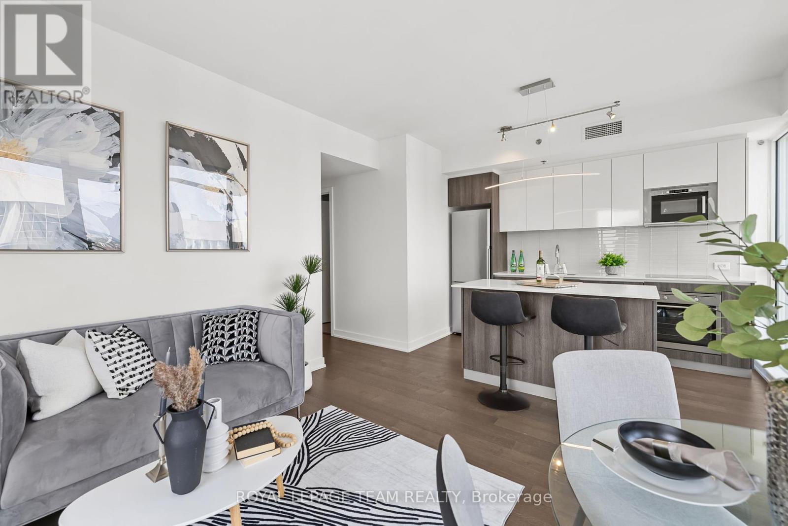 Photo 6 of 2017 199 Slater Street, Ottawa ON