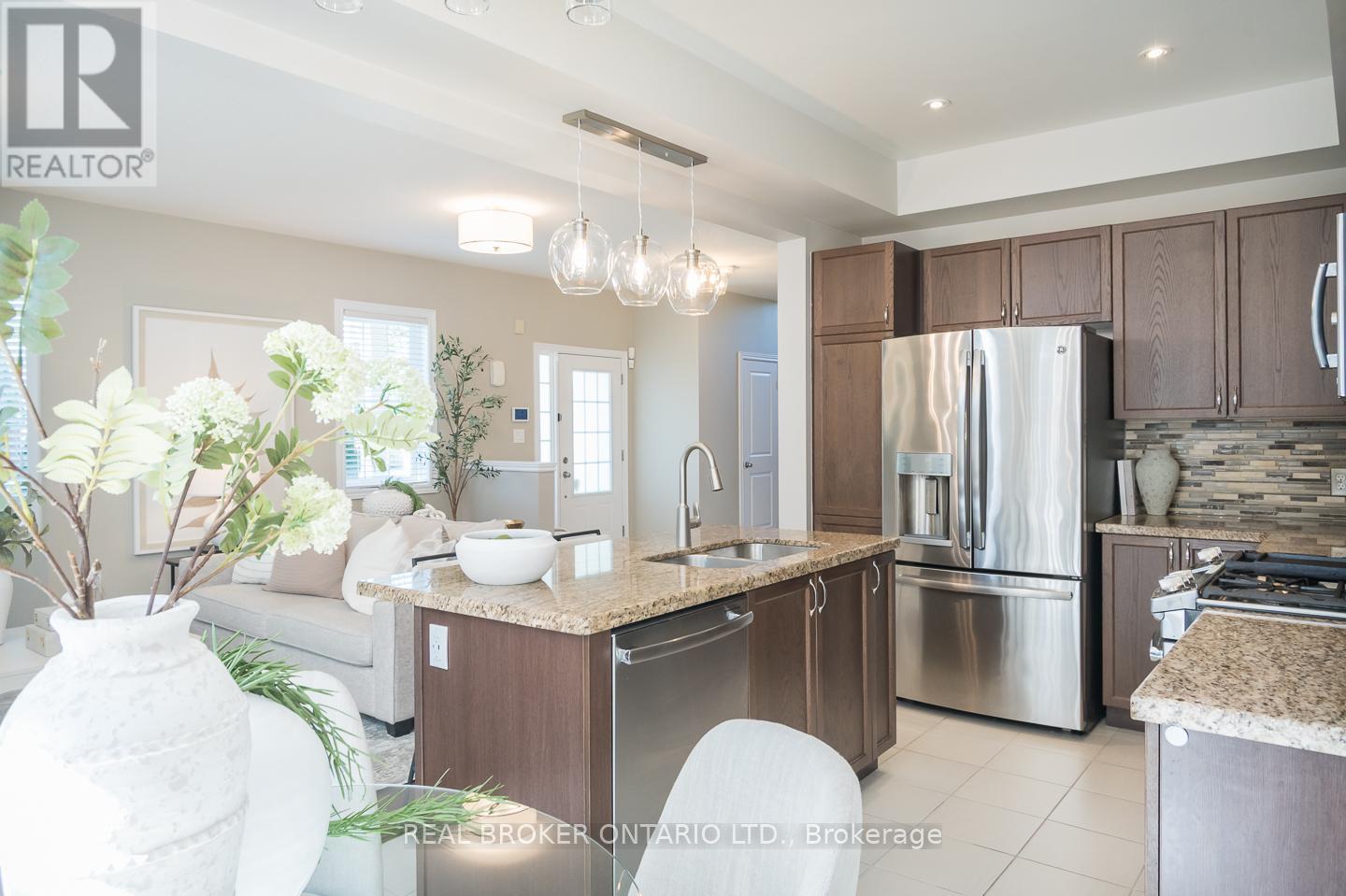 Photo 12 of 28 90 Raymond Road, Hamilton ON