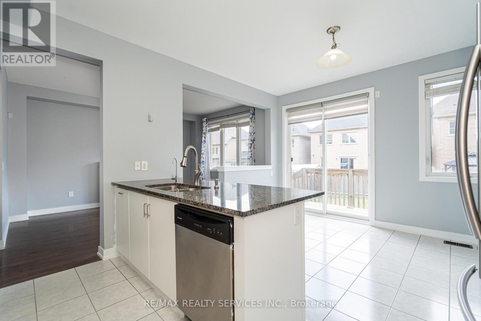 Photo 18 of 11 Villadowns Trail, Brampton ON
