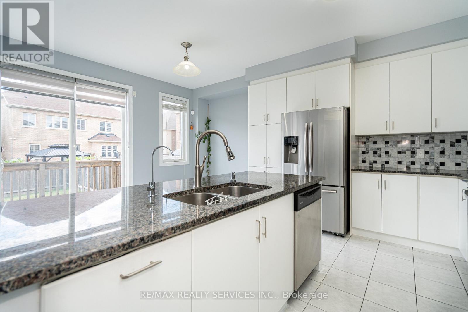 Photo 17 of 11 Villadowns Trail, Brampton ON