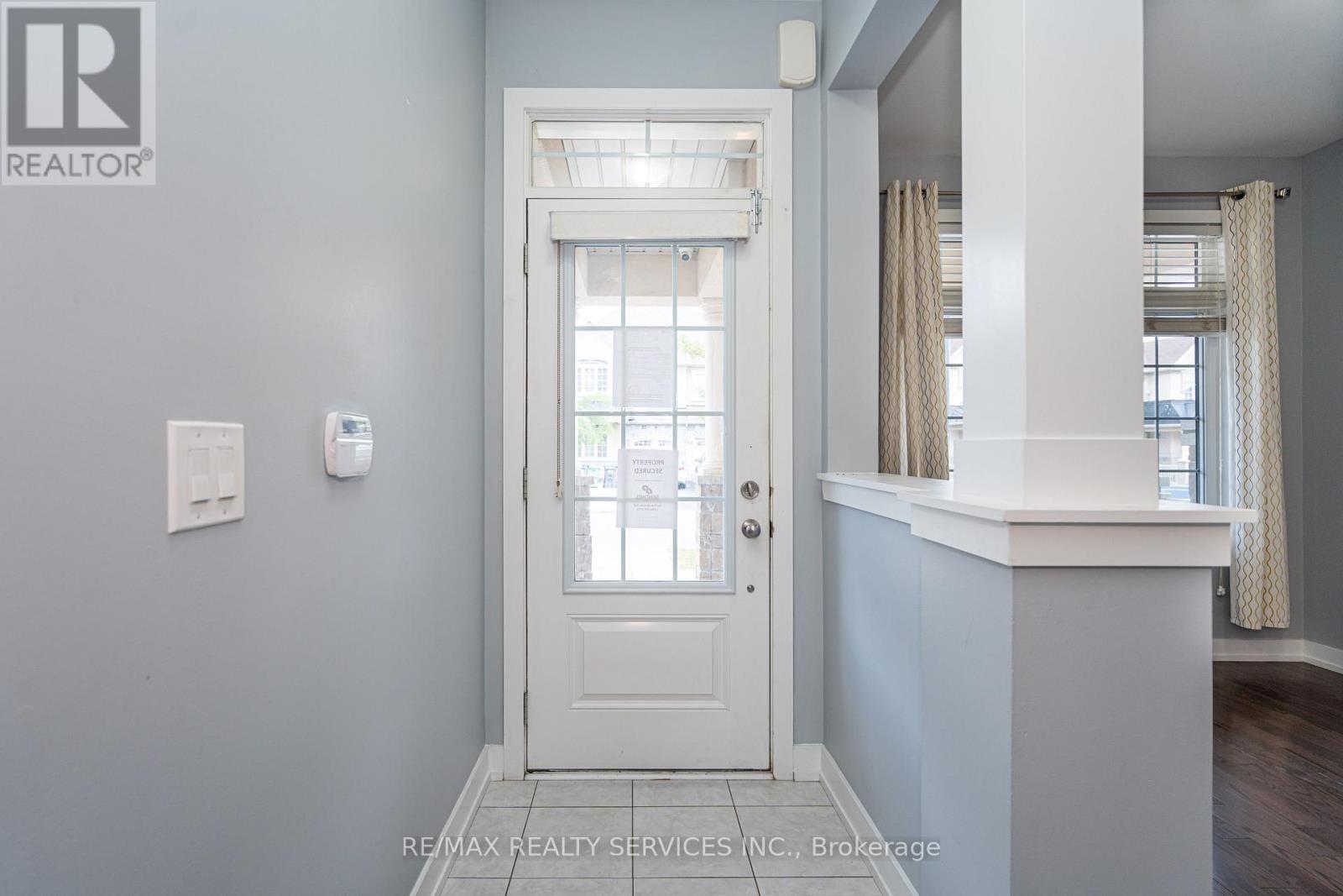 Photo 5 of 11 Villadowns Trail, Brampton ON