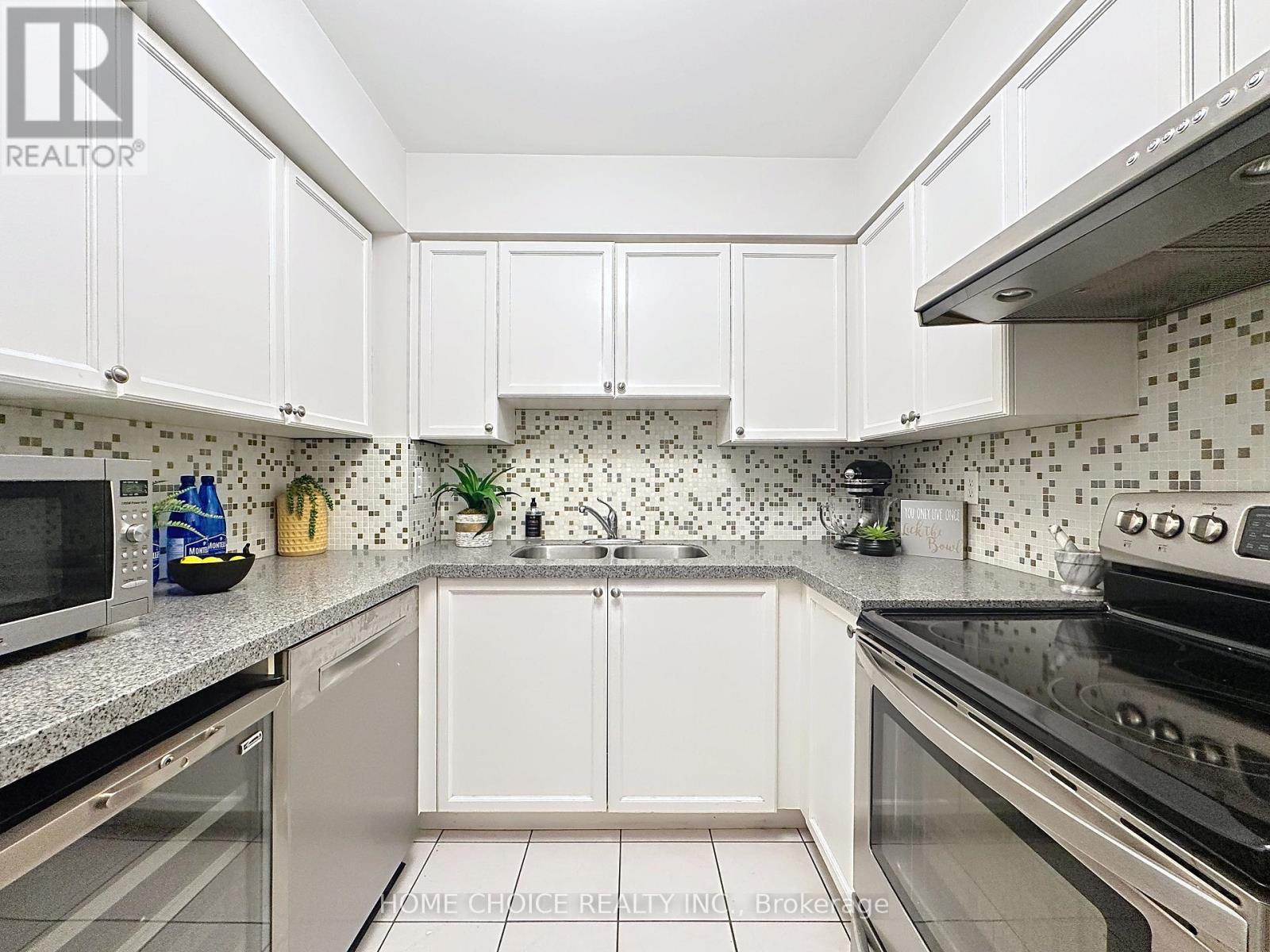 Photo 11 of 215 28 Empress Avenue, Toronto ON