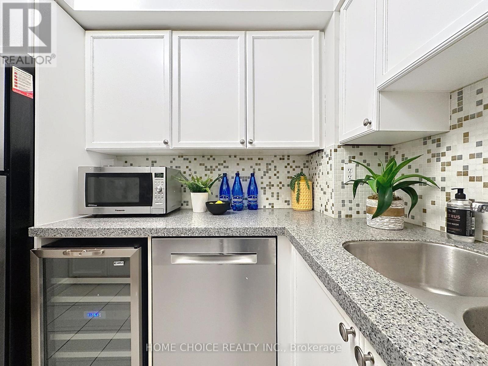 Photo 12 of 215 28 Empress Avenue, Toronto ON