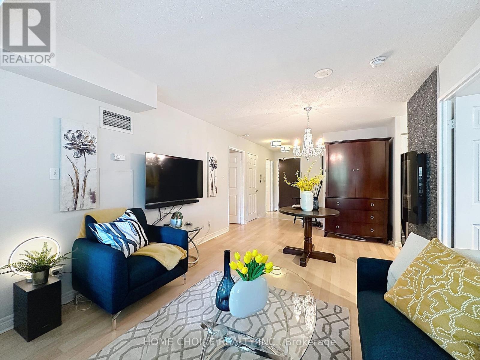 Photo 28 of 215 28 Empress Avenue, Toronto ON