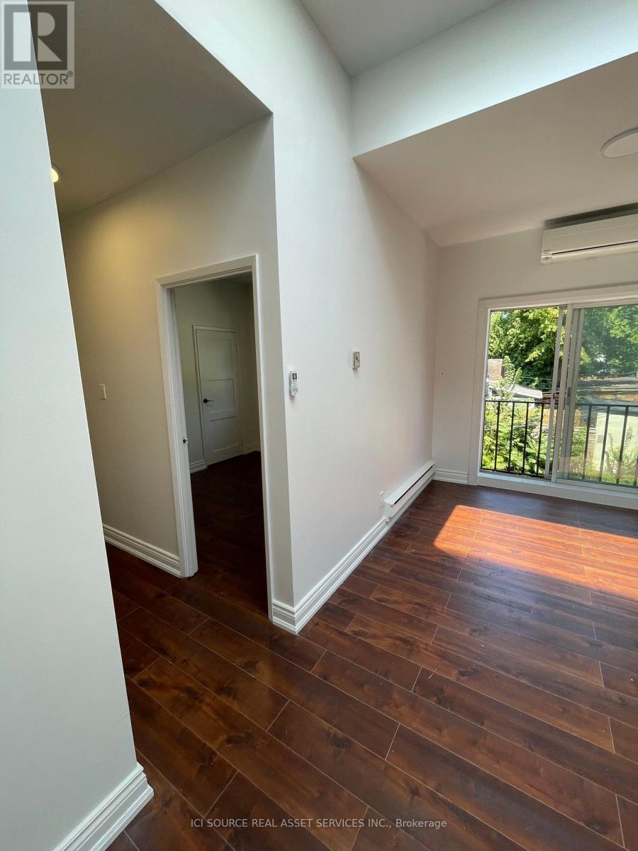 Photo 14 of 4 754 Queen Street E, Toronto ON