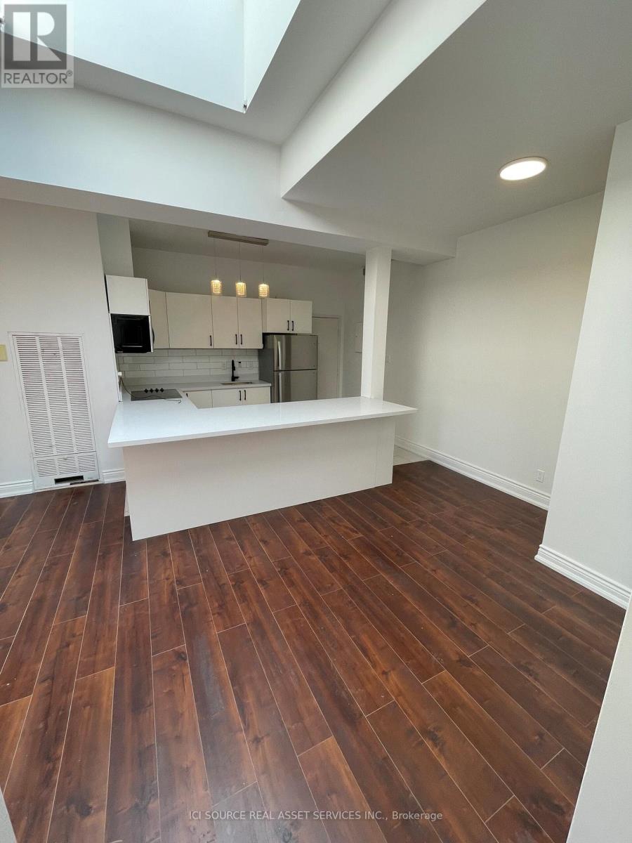 Photo 2 of 4 754 Queen Street E, Toronto ON