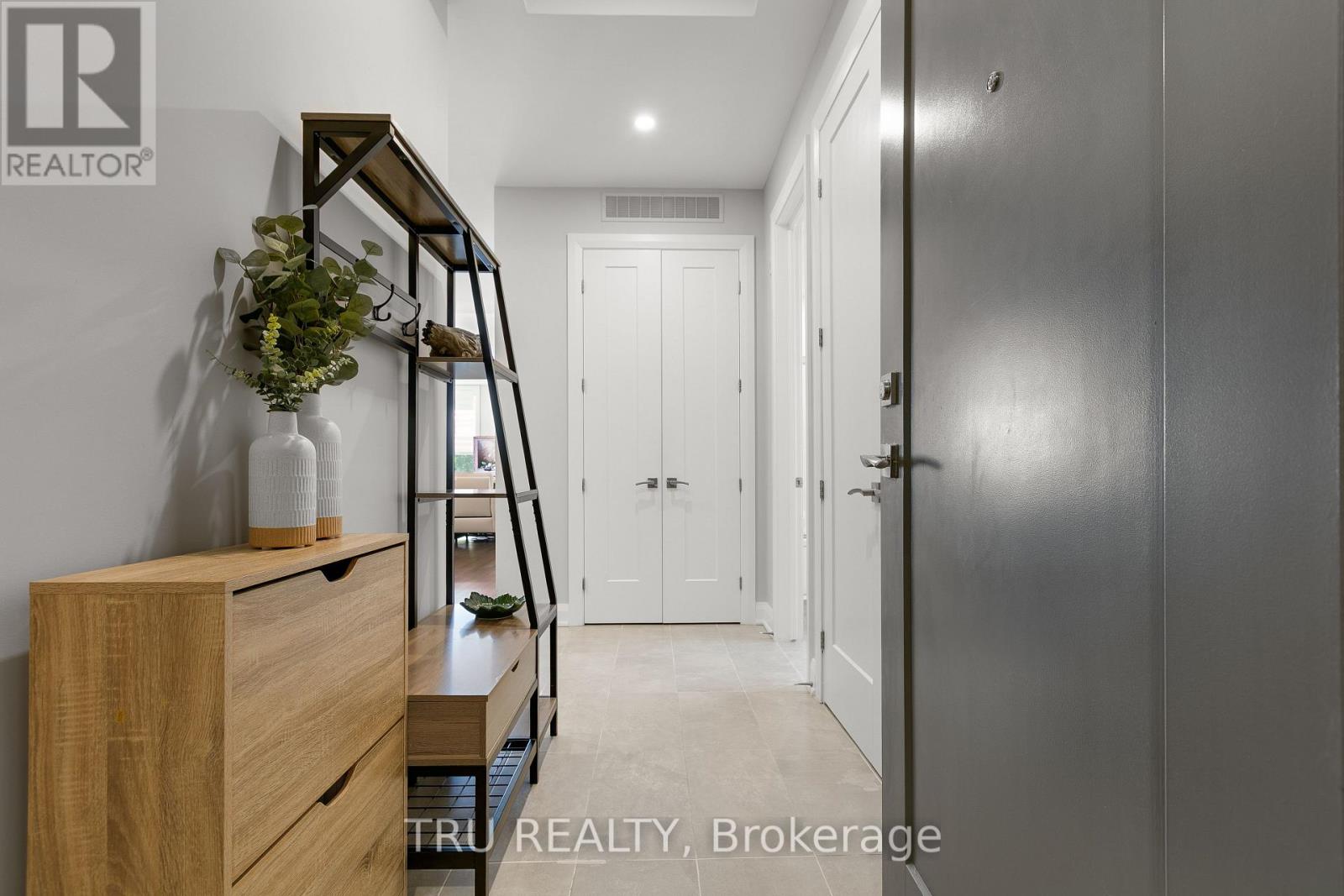 Photo 6 of 102 100 Cortile Private N, Ottawa ON