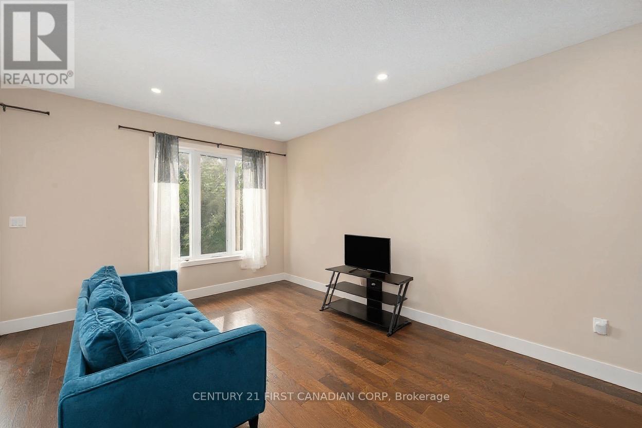Photo 16 of 195 1960 Dalmagarry Road, London North ON