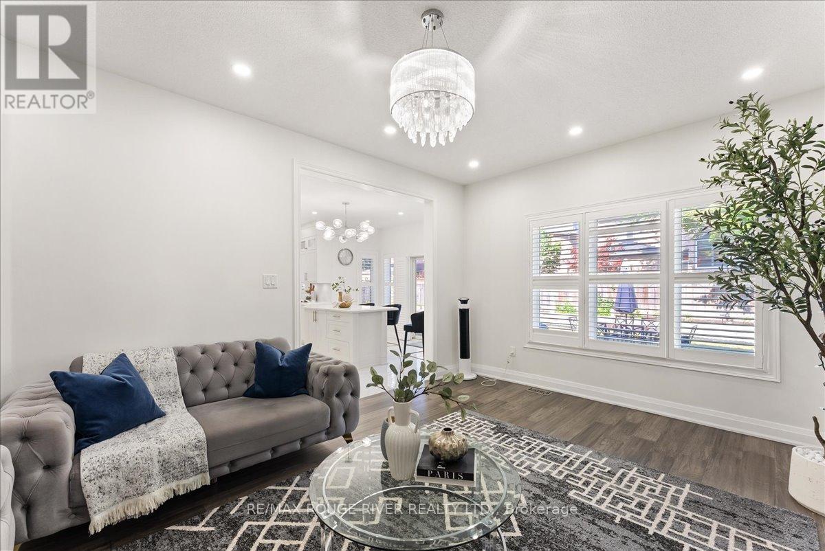 Photo 4 of 33 Gloria Crescent, Whitby ON