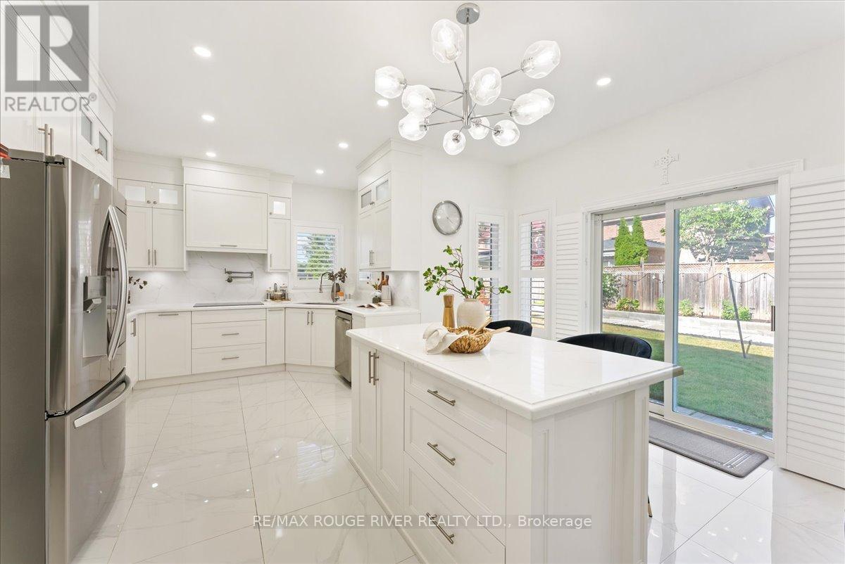 Photo 16 of 33 Gloria Crescent, Whitby ON