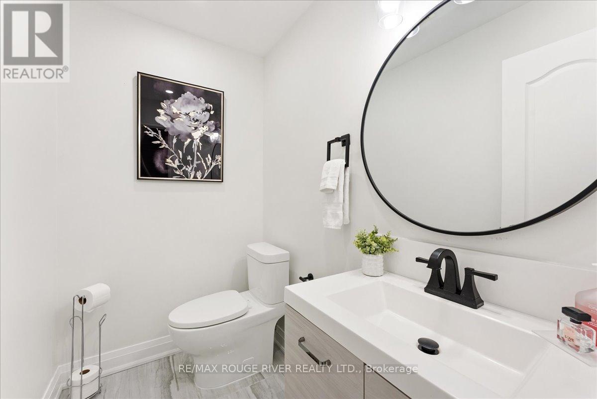 Photo 18 of 33 Gloria Crescent, Whitby ON