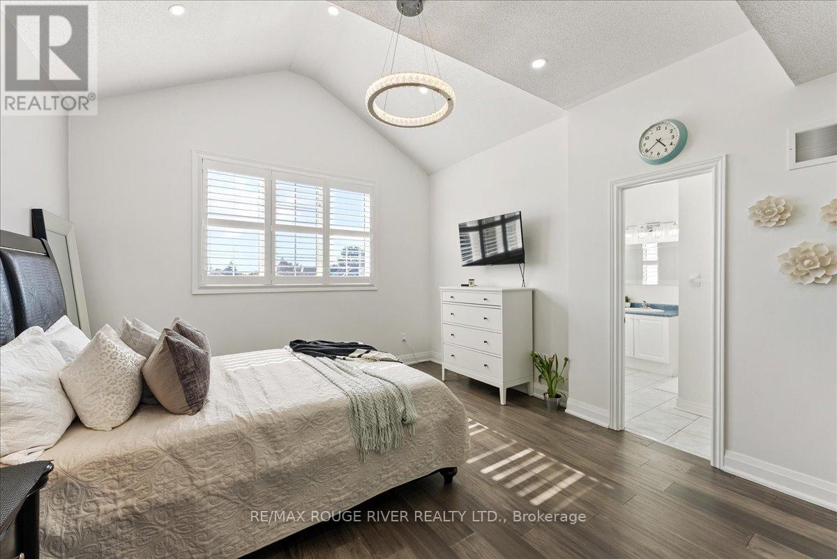 Photo 6 of 33 Gloria Crescent, Whitby ON