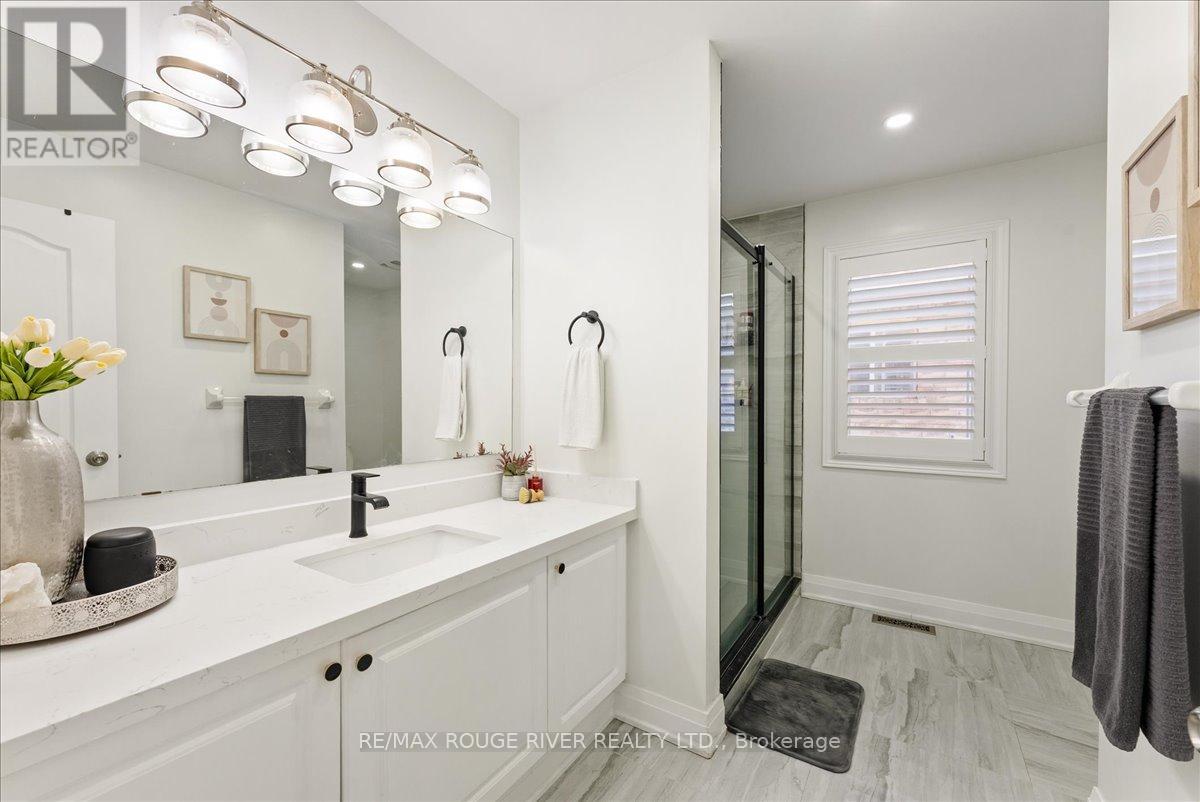 Photo 38 of 33 Gloria Crescent, Whitby ON
