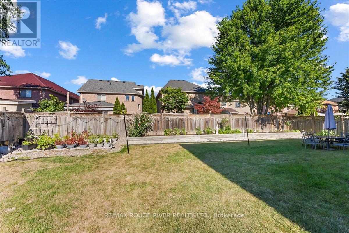 Photo 12 of 33 Gloria Crescent, Whitby ON