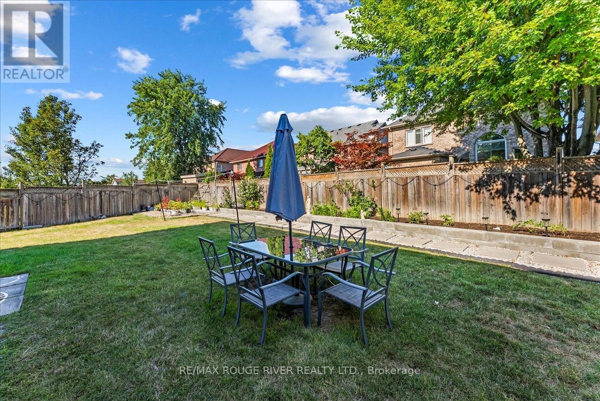 Photo 13 of 33 Gloria Crescent, Whitby ON