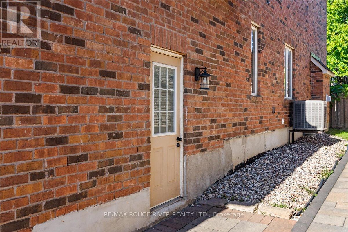 Photo 10 of 33 Gloria Crescent, Whitby ON