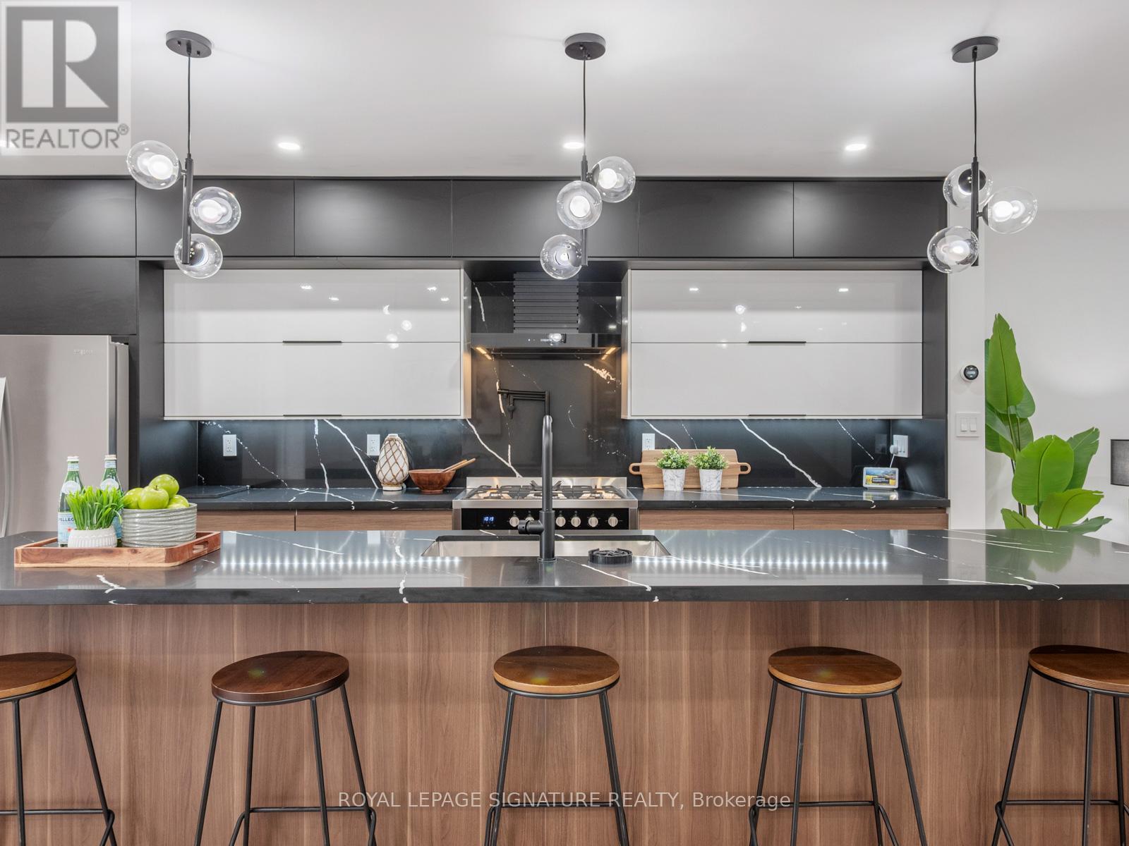 Photo 11 of 186 Oak Park Avenue, Toronto ON