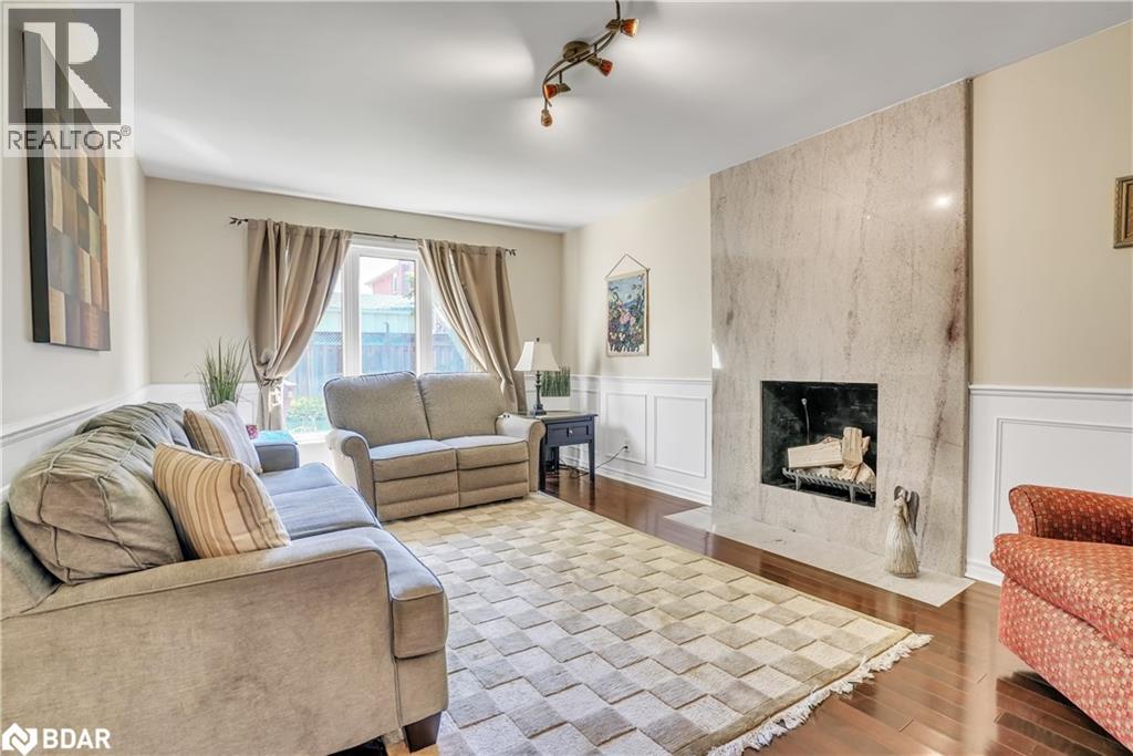 Photo 13 of 43 Waterhouse Way, Richmond Hill ON