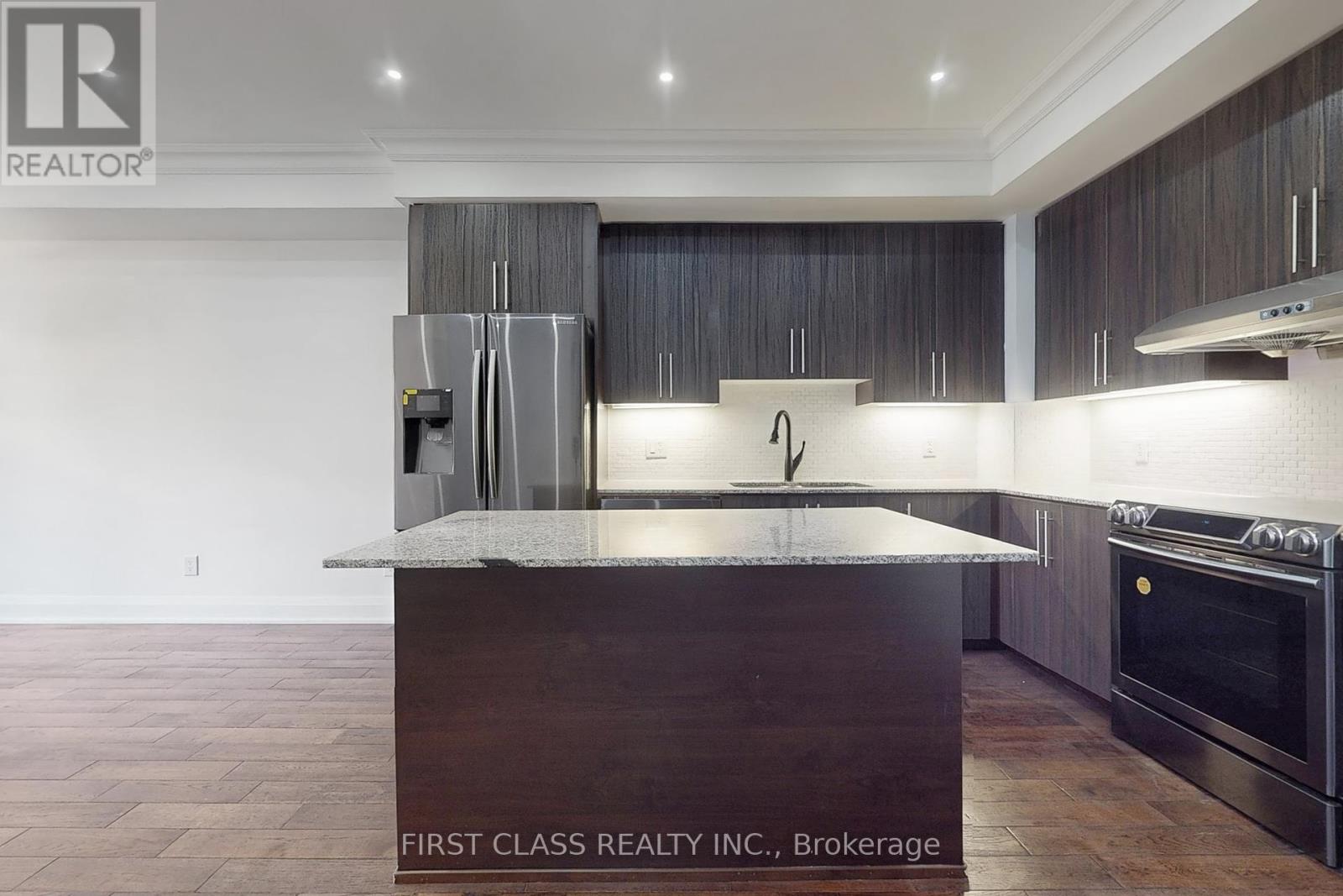 Photo 13 of Th 28 9 Oakburn Crescent, Toronto ON