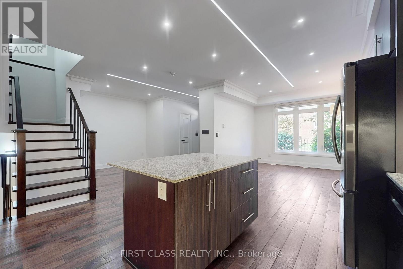 Photo 15 of Th 28 9 Oakburn Crescent, Toronto ON