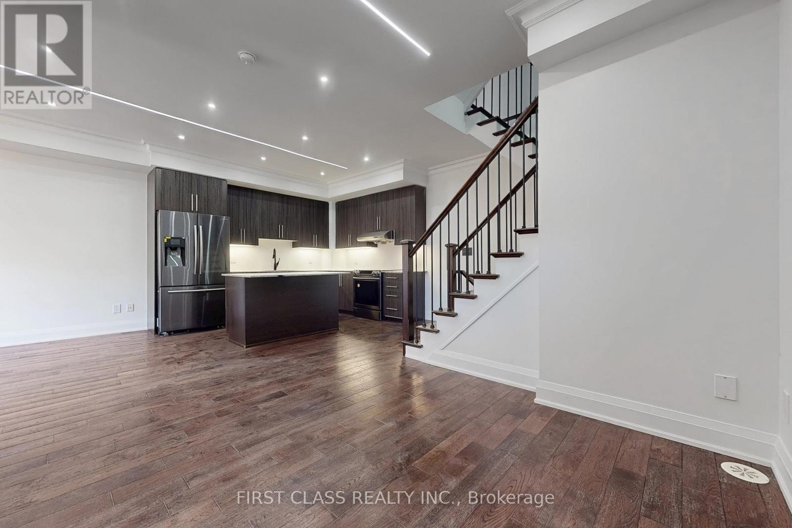 Photo 17 of Th 28 9 Oakburn Crescent, Toronto ON