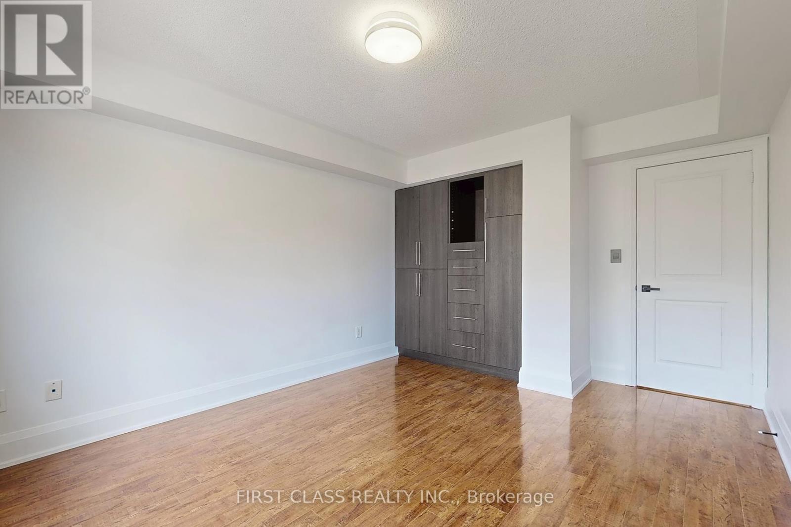 Photo 28 of Th 28 9 Oakburn Crescent, Toronto ON