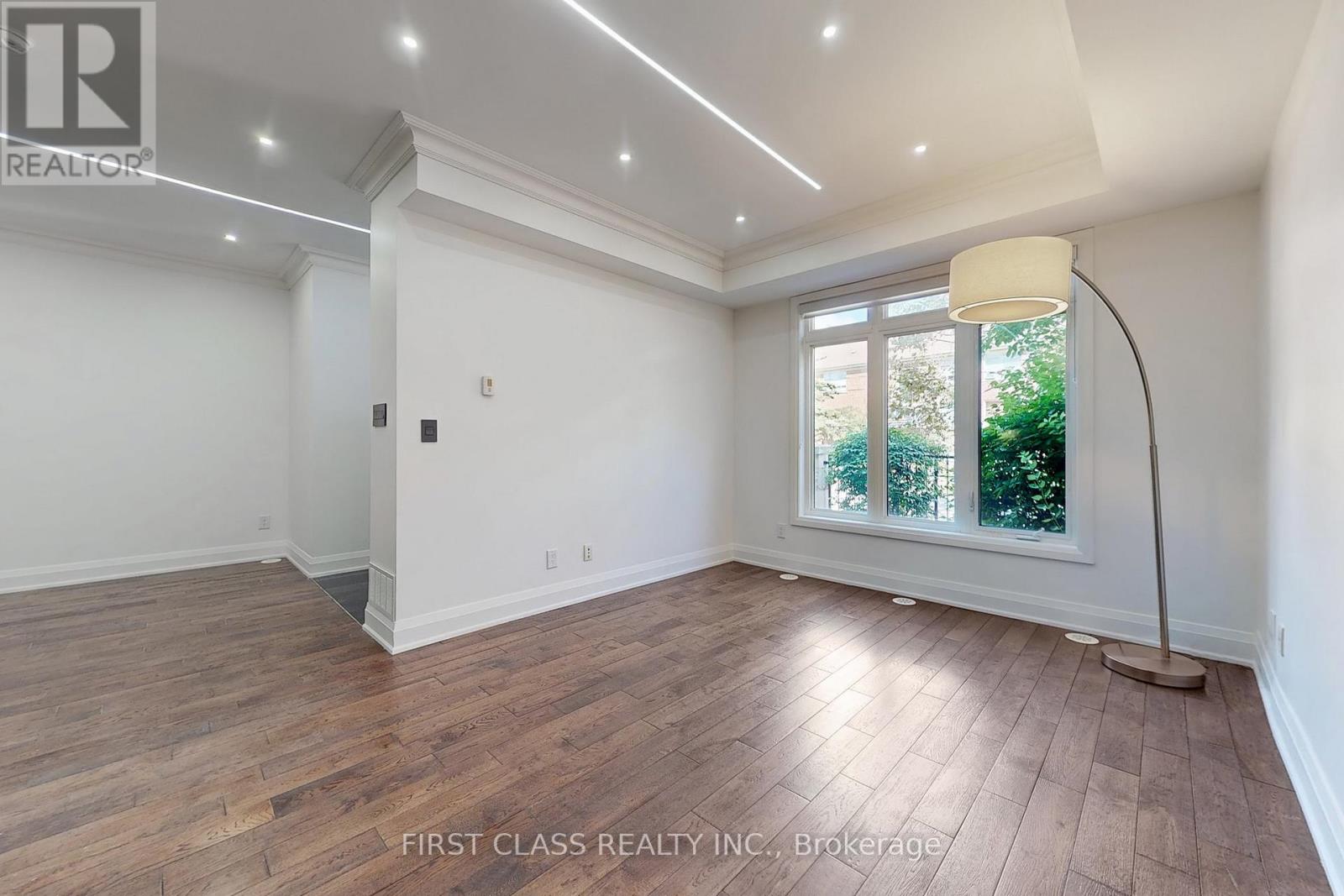 Photo 8 of Th 28 9 Oakburn Crescent, Toronto ON