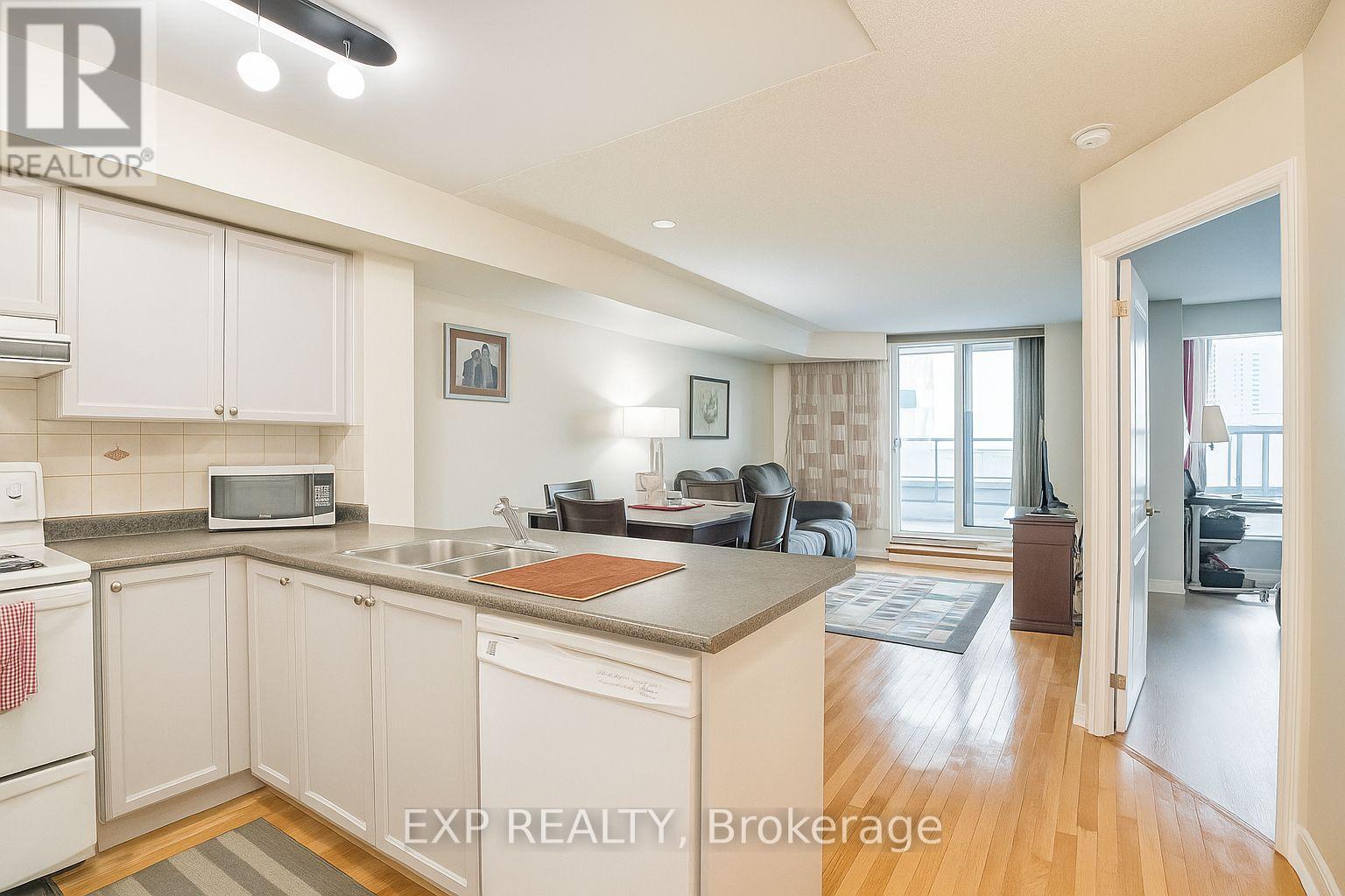 Photo 3 of 310 33 Elm Drive W, Mississauga ON
