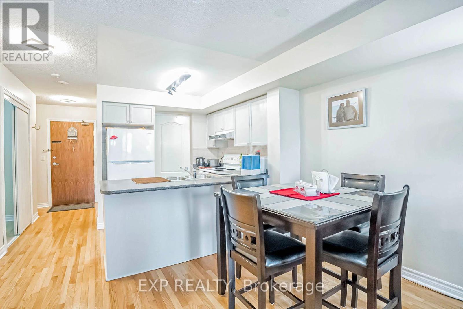 Photo 8 of 310 33 Elm Drive W, Mississauga ON
