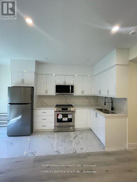 Photo 2 of 27 Direzze Court, Richmond Hill ON