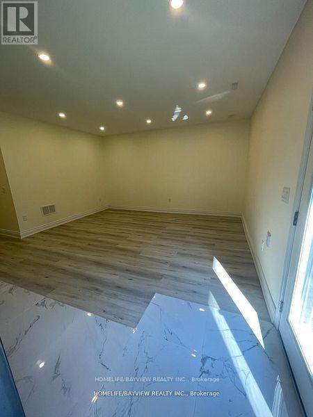 Photo 4 of 27 Direzze Court, Richmond Hill ON