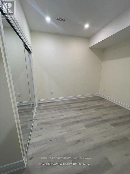 Photo 6 of 27 Direzze Court, Richmond Hill ON