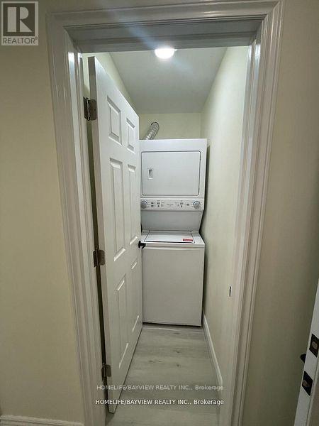 Photo 7 of 27 Direzze Court, Richmond Hill ON