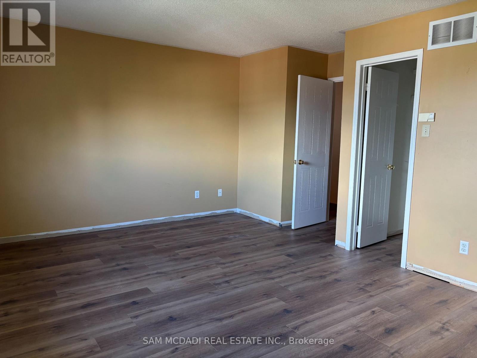 Photo 12 of 102 2945 Thomas Street, Mississauga ON