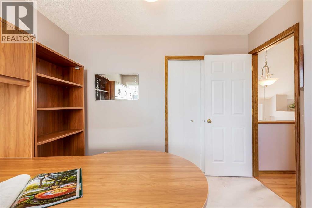 Single Family House 4 Level for Sale in  Douglas Park Boulevard SE Douglasdale/Glen Calgary 