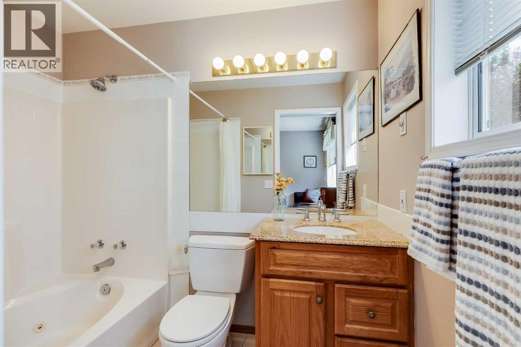 Single Family House 4 Level for Sale in  Douglas Park Boulevard SE Douglasdale/Glen Calgary 
