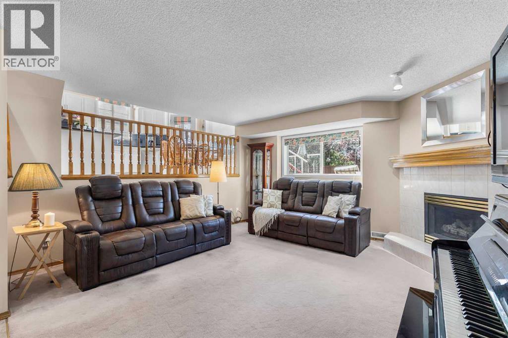 Single Family House 4 Level for Sale in  Douglas Park Boulevard SE Douglasdale/Glen Calgary 