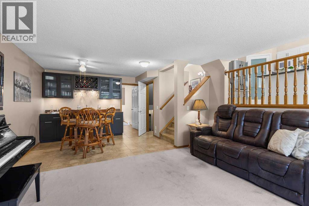 Single Family House 4 Level for Sale in  Douglas Park Boulevard SE Douglasdale/Glen Calgary 