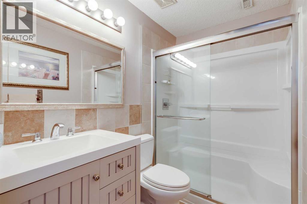 Single Family House 4 Level for Sale in  Douglas Park Boulevard SE Douglasdale/Glen Calgary 