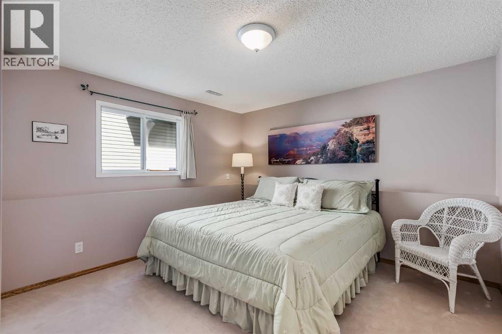 Single Family House 4 Level for Sale in  Douglas Park Boulevard SE Douglasdale/Glen Calgary 