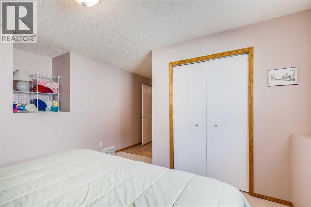 Single Family House 4 Level for Sale in  Douglas Park Boulevard SE Douglasdale/Glen Calgary 