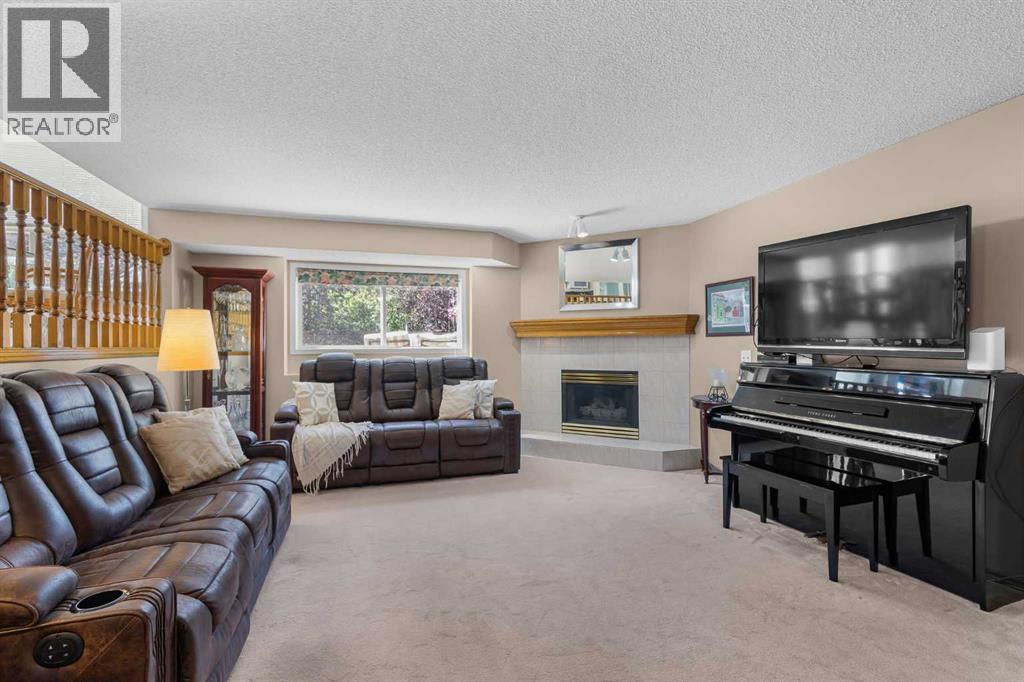 Single Family House 4 Level for Sale in  Douglas Park Boulevard SE Douglasdale/Glen Calgary 